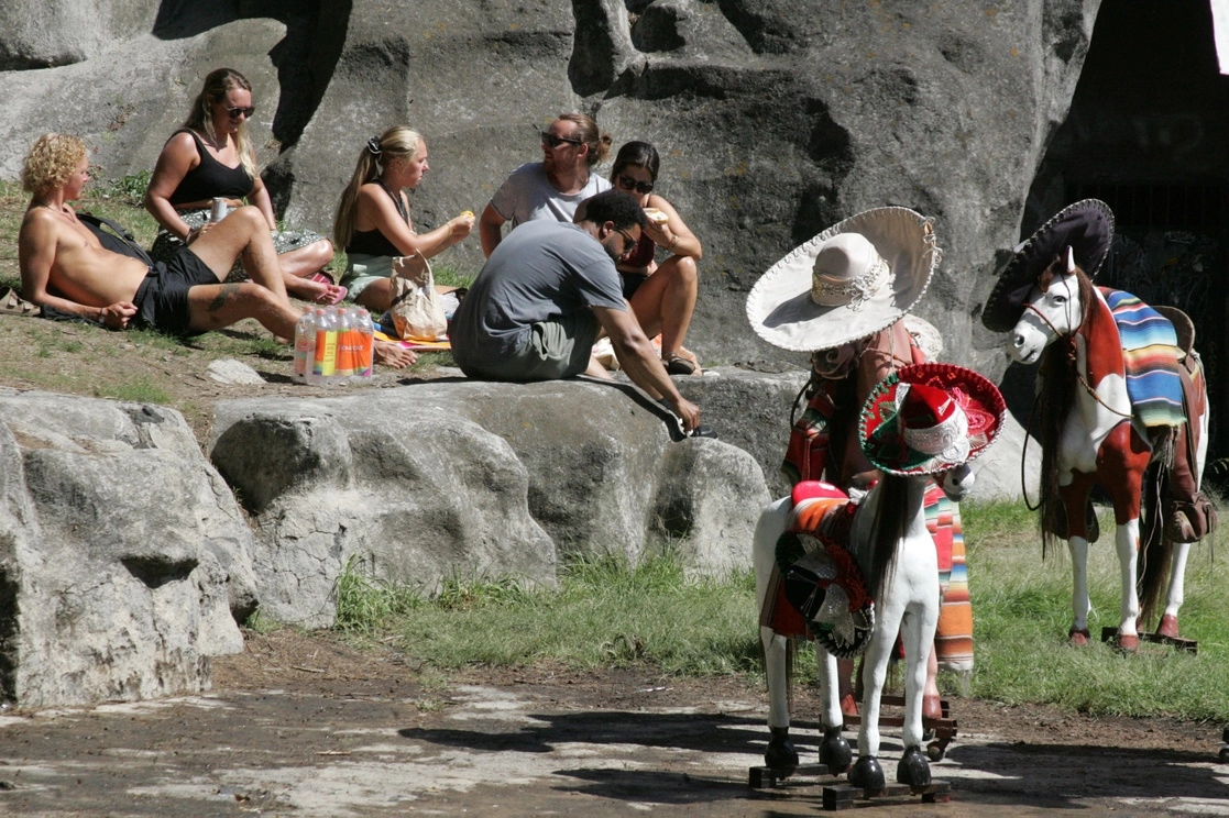 Turistas disfrutan de actividades en el Bosque de Chapultepec, en la Ciudad de México. Foto Roberto García Rivas / Archivo