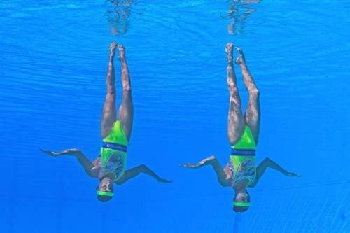 Nuria Diosdado (der.) y Joana Jiménez durante su rutina en el campeonato de la FINA. Foto Afp / Archivo
