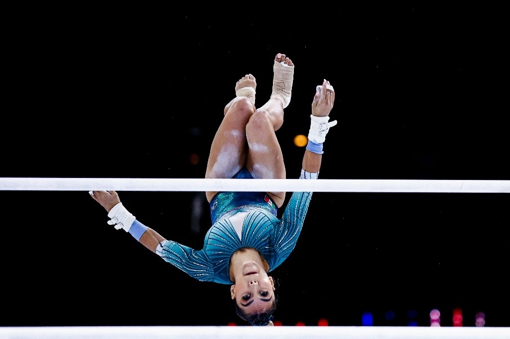 Ahtziri Sandoval ganó una plaza olímpica para México en gimnasia, durante su participación en la prueba de barras asimétricas del Mundial de Amberes. Foto Afp 