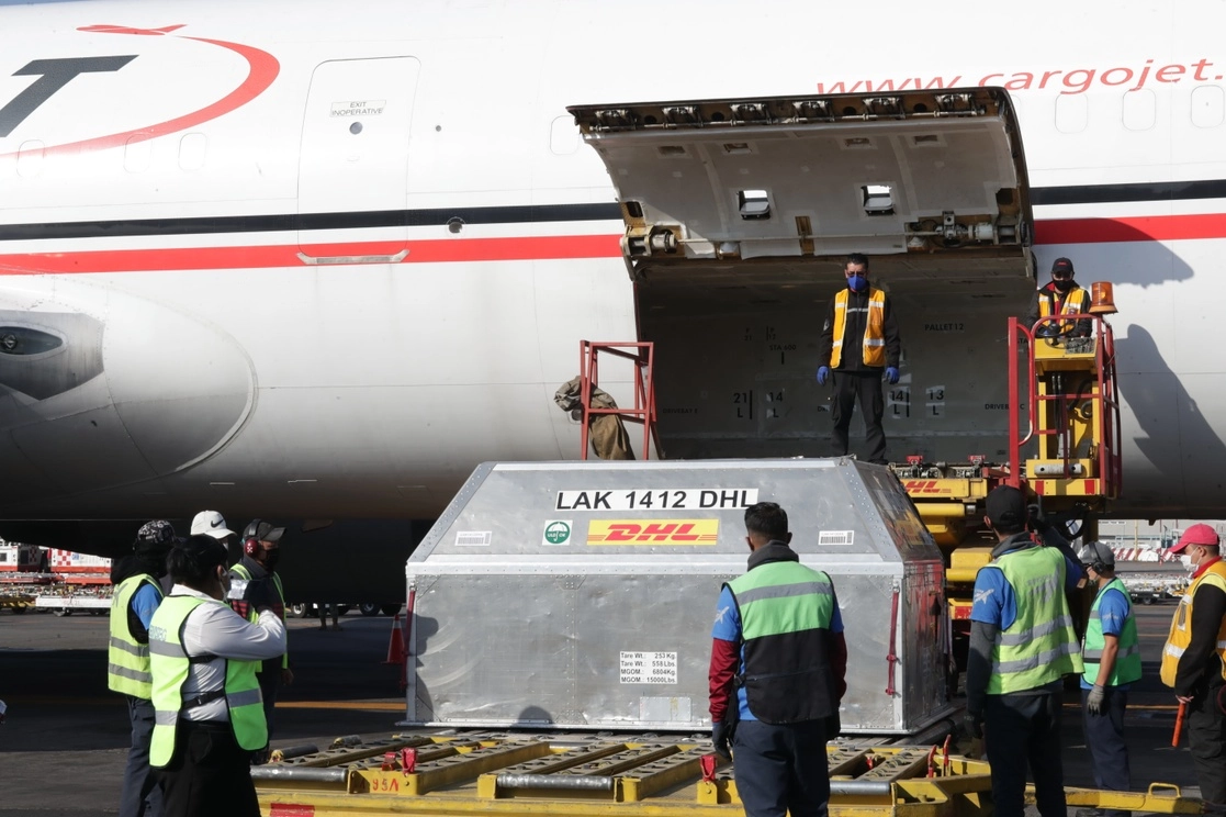 Recepción de 487 mil 500 dosis de vacunas contra coronavirus de Pfizer, en el aeropuerto capitalino, el 8 de abril de 2021. Foto Roberto García Ortiz