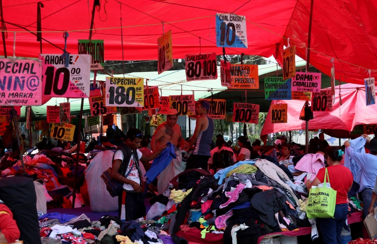 Venta de ropa en un tianguis de CDMX. Foto Roberto García / Archivo
