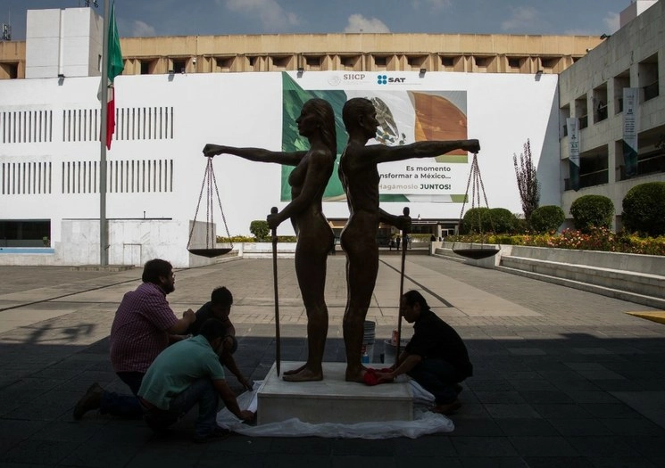 La OCDE recomendó al gobierno ir por más financiamiento para ampliar su respuesta fiscal al Covid-19; a lo que José de Luna, titular de la Unidad de Crédito Público de la SHCP, expuso que en México es 21 veces más costoso endeudarse que en Canadá. Foto Cuartoscuro / Archivo