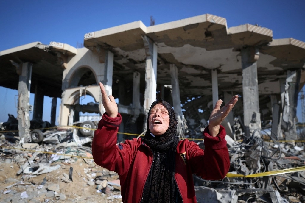 Una mujerpalestina se lamenta frente a un edificio destruido en el campo de refugiados de Al-Maghazi, en el centro de la franja de Gaza, el 16 de enero de 2024. Foto Afp