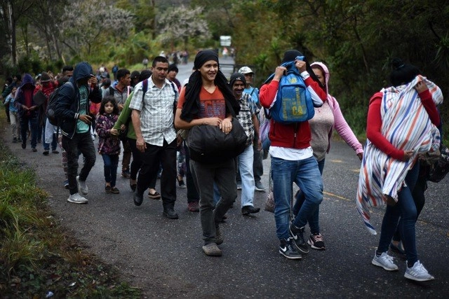 Migrantes hondureños caminan en caravana cerca del departamento de Chiquimula, en Guatemala. Foto Afp 