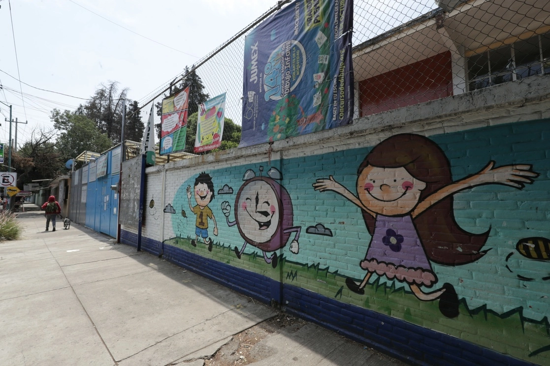 México cerró durante 210 días las escuelas debido a la pandemia, mientras que otros países sólo lo hicieron en promedio entre 55 y 92 días, informó la OCDE. Foto Roberto García Ortiz / Archivo