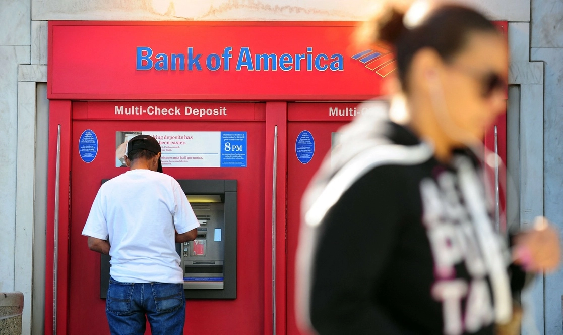 Usuarios de un cajero en California. Foto Afp/ archivo