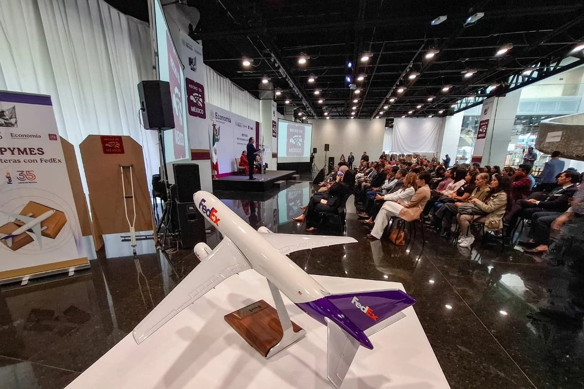 La Secretaría de Economía y FedEx firman convenio para impulsar a las Mipymes mexicanas en su expansión nacional e internacional. Foto