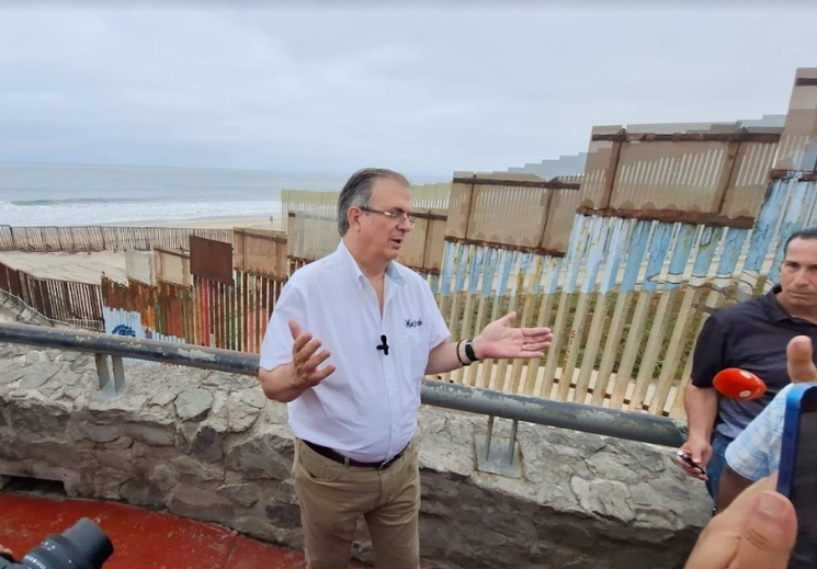 Marcelo Ebrard en playas de Tijuana. Foto Lindero Norte