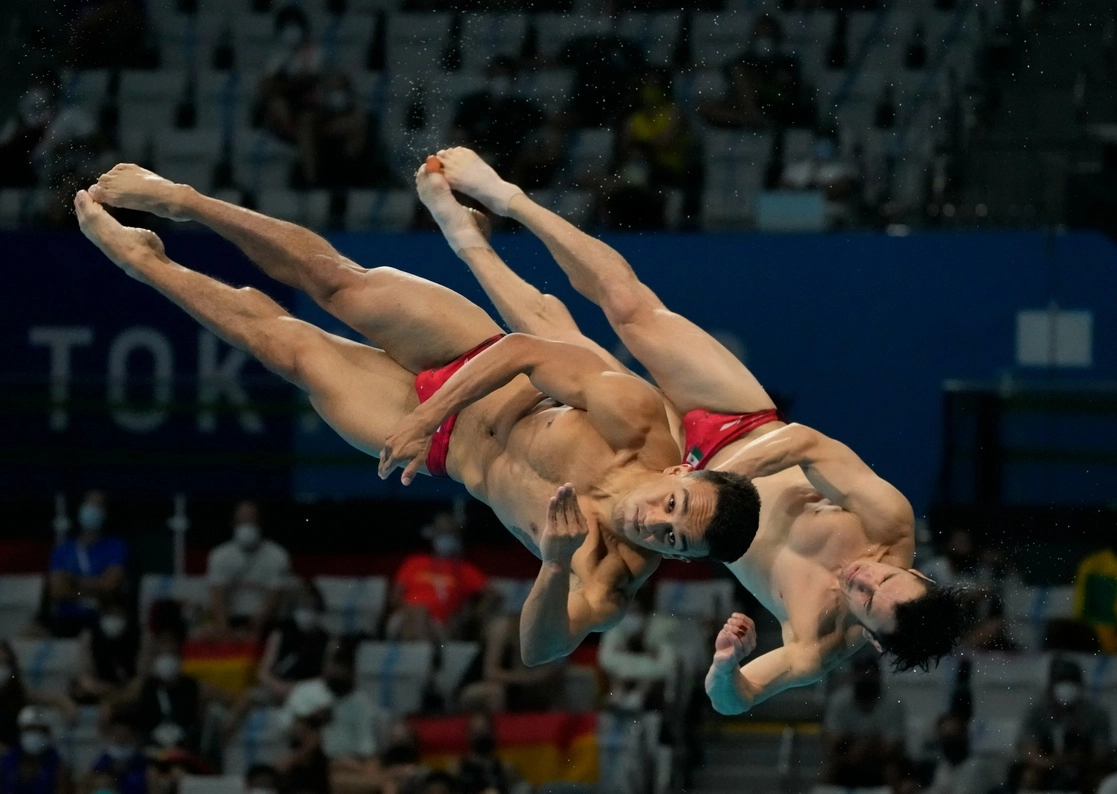 Un error en su quinto salto alejó a los mexicanos Yahel Castillo y Juan Celaya de la medalla de bronce en el trampolín sincronizado de tres metros, en los Juegos Olímpicos Tokio 2020, el 28 de julio de 2021. Foto Ap