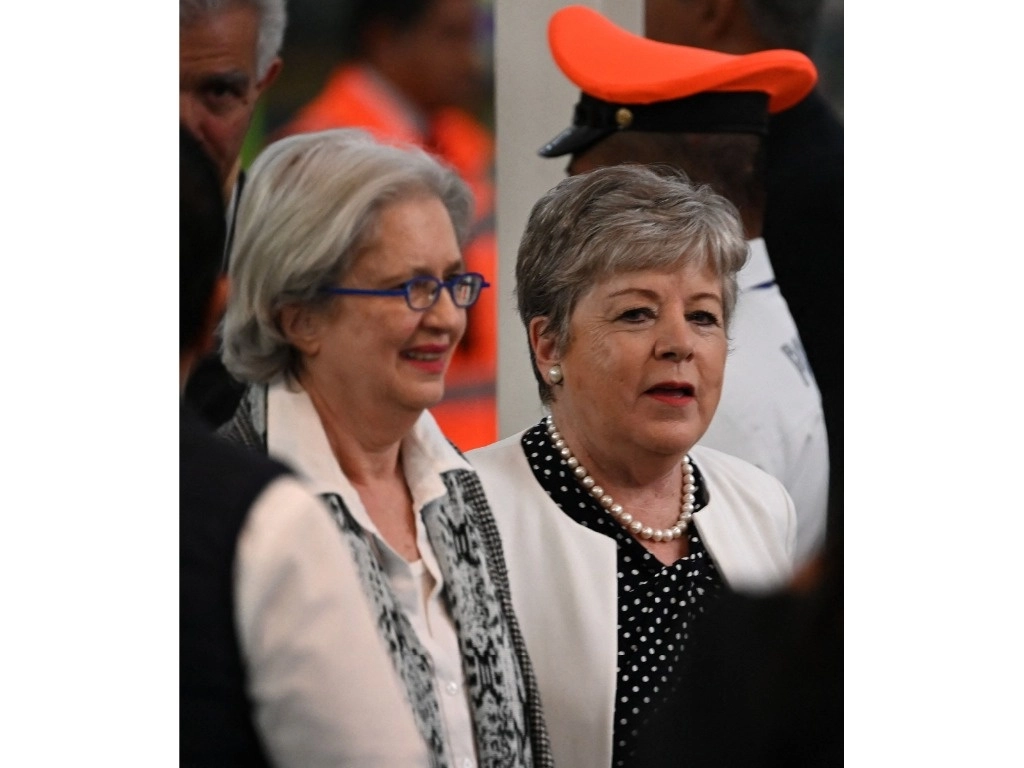 La ex embajadora en Ecuador, Raquel Serur, y la canciller Alicia Bárcena, durante la conferencia tras el retorno de la delegación diplomática. Foto Afp 