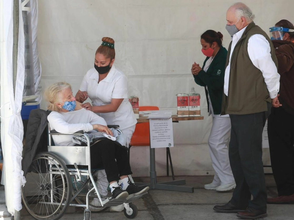 Vacunación en el exterior de la clínica 22 del IMSS, en la alcaldía Magdalena Contreras, Ciudad de México, el 17 de febrero de 2021. Foto Luis Castillo