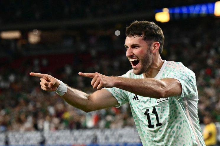 Santiago Giménez celebra el tercer gol de México en el juego de la segunda fecha de la fase de grupos de la Copa Oro 2023, donde México derrotó 3-1 a Haití y aseguró su clasificación a cuartos de final. Foto Afp.