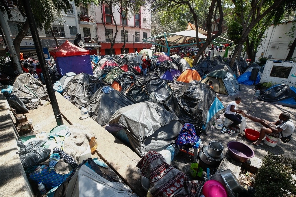 Cientos de migrantes acampan en la plaza Giordano Bruno en la colonia Juárez, el 24 de marzo de 2024. Foto Víctor Camacho