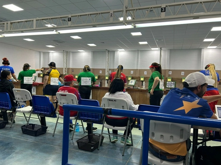 Ibarra, Zavala y Cervantes consiguieron la primera medalla del día al obtener el oro en la categoría por equipos con una puntuación de 1704. Foto Twitter @maryjosealcala

