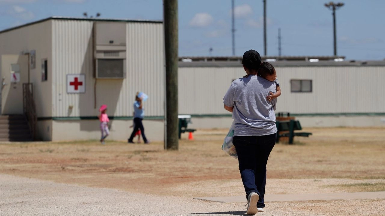 Según estadísticas de la ONU, a mediados de 2024 había 20.3 millones de personas desplazadas por la fuerza en América. En la imagen, mujer indocumentada acude a una oficina de Migración en Texas a pedir refugio. Foto 