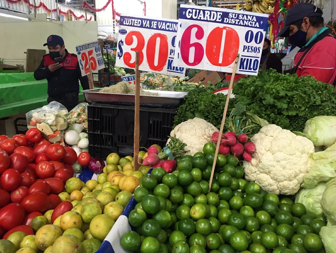 En América Latina, México será el país más afectado por los diversos “shocks” que se enfrentan en el mundo, tales como el conflicto Rusia-Ucrania y las presiones inflacionarias, afirmó el BID. La imagen, en el mercado Martínez de la Torre, en la Ciudad de México. Foto Guillermo Sologuren / Archivo