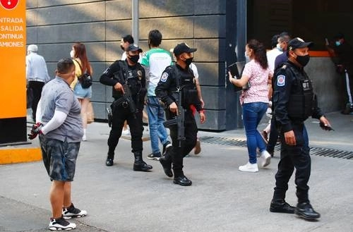 Elementos de seguridad privada en un centro comercial en la CDMX. Foto Víctor Camacho / Archivo 