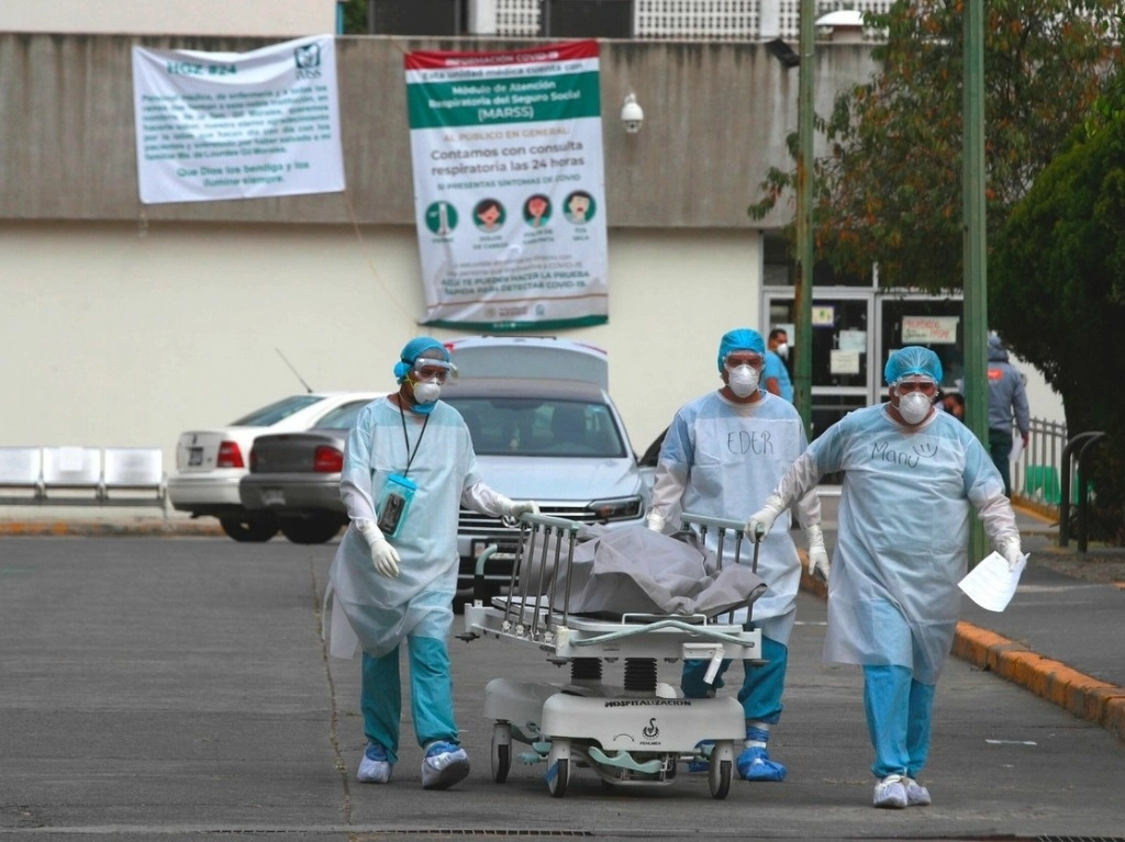 Personal médico traslada un cuerpo del área donde se atendían a pacientes con covid-19, en la Ciudad de México, el 14 de enero de 2021. Foto Alfredo Domínguez