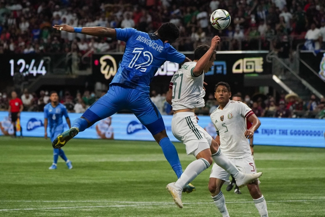 Una de las jugadas del encuentro amistoso realizado en Atlanta. Foto Afp