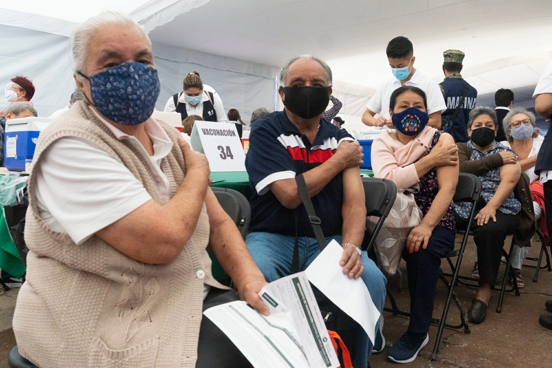 Adultos mayores en un centro de vacunación en el Estadio Olímpico Universitario en la alcaldía Álvaro Obregón, Ciudad de México, el pasado 30 de marzo de 2021. Foto Pablo Ramos