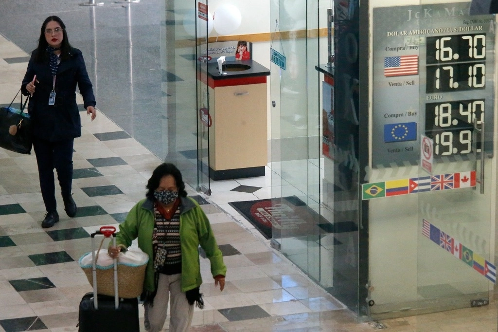 Cotización del dólar frente al peso en la Terminal 1 del Aeropuerto Internacional de la Ciudad de México, en enero de 2024. Foto María Luisa Severiano