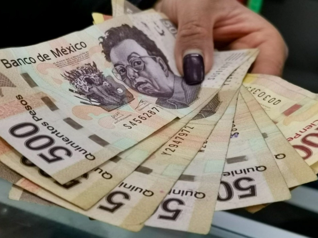 "Somos de los países que menos deuda contratamos, porque a más deuda, más pagos en servicio de la deuda contratada, por eso nuestra política en efecto nos ha ido bien, estoy muy contento con los técnicos, los economistas de Hacienda, están haciendo muy bien su trabajo”, comentó el presidente Andrés Manuel López Obrador durante su conferencia matutina de hoy. Foto Cuartoscuro / Archivo