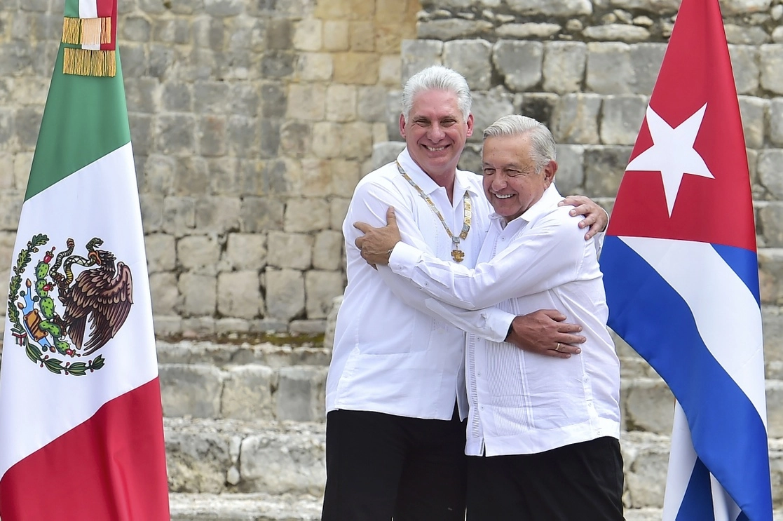 El presidente Andrés Manuel López Obrador señaló que México ha iniciado un proceso para resarcir el sistema de salud mexicano, por lo que ya se trabaja, con la colaboración de los médicos cubanos, en 12 estados del país. Foto cortesía Presidencia