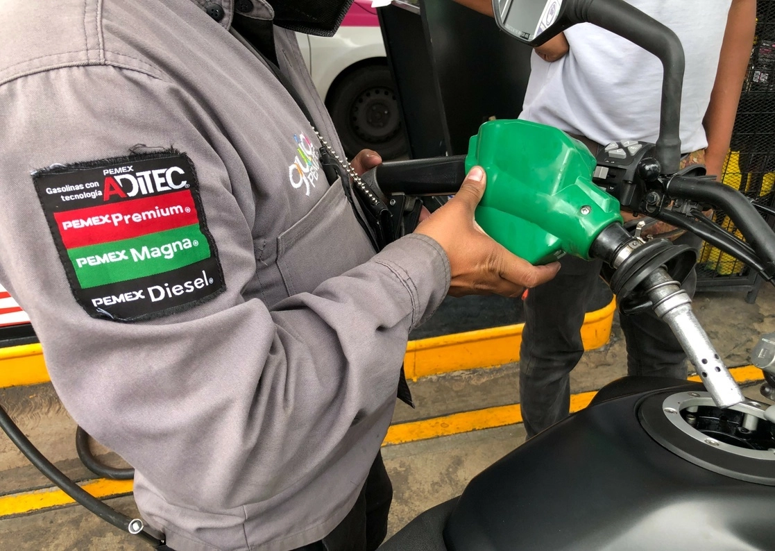 Empleado de una gasolinera de Pemex en Ciudad de México. Foto Roberto García Ortiz / Archivo
