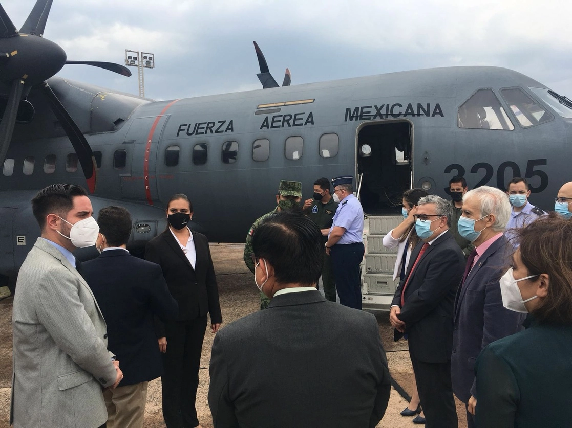 Este es el avión que trasladó las vacunas. Foto @SRE_mx