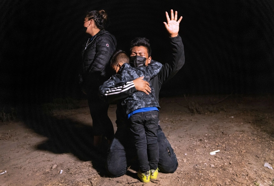 Un migrante guatemalteco se arrodilla y ora después de que fue detenido con su familia por la Patrulla Fronteriza tras cruzar el río Bravo a la altura de Roma, Texas. Foto Afp