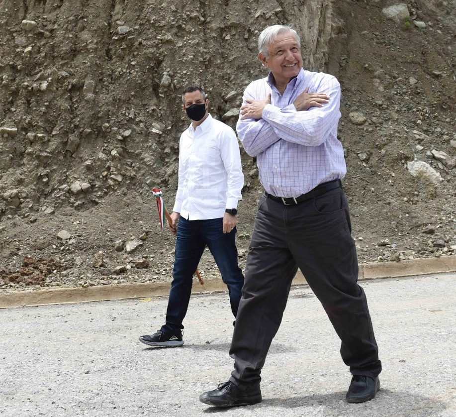 Durante su recorrido por Oaxaca, el presidente López Obrador aseguró que su gobierno es ejemplo a seguir internacionalmente. Foto cortesía Presidencia