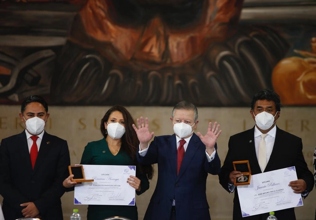 El ministro presidente de la SCJN, Arturo Zaldívar (c,izq) hizo entrega de las medallas Ponciano Arriaga y Jacinto Pallares. Foto Guillermo Sologuren