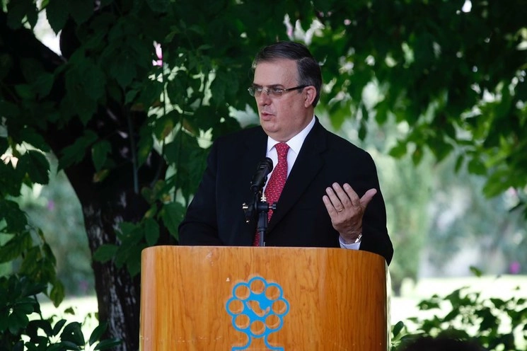 El canciller Marcelo Ebrard Casaubon informó que México está a la espera de que el gobierno ruso envíe un mínimo de dos mil dosis del proyecto de vacuna Sputnik V para iniciar la aplicación de la fase tres del estudio clínico en nuestro país. “Vamos a tener dos mil dosis, quizá más, y ya le toca ver a la Secretaría de Salud el tamaño del protocolo que se requiere”. Foto Cristina Rodríguez