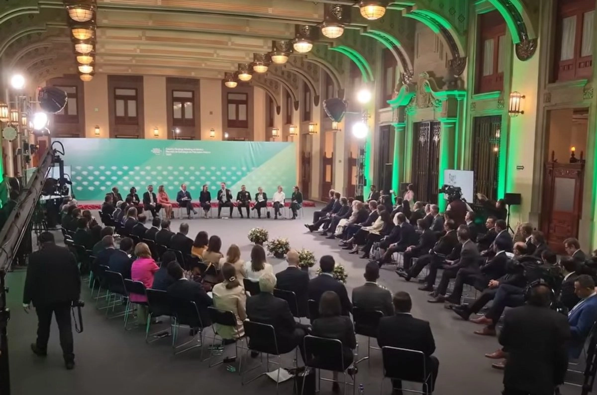 La presidenta Claudia Sheinbaum y algunos funcionarios recibieron a integrantes del Foro Económico Mundial en Palacio Nacional. Foto 