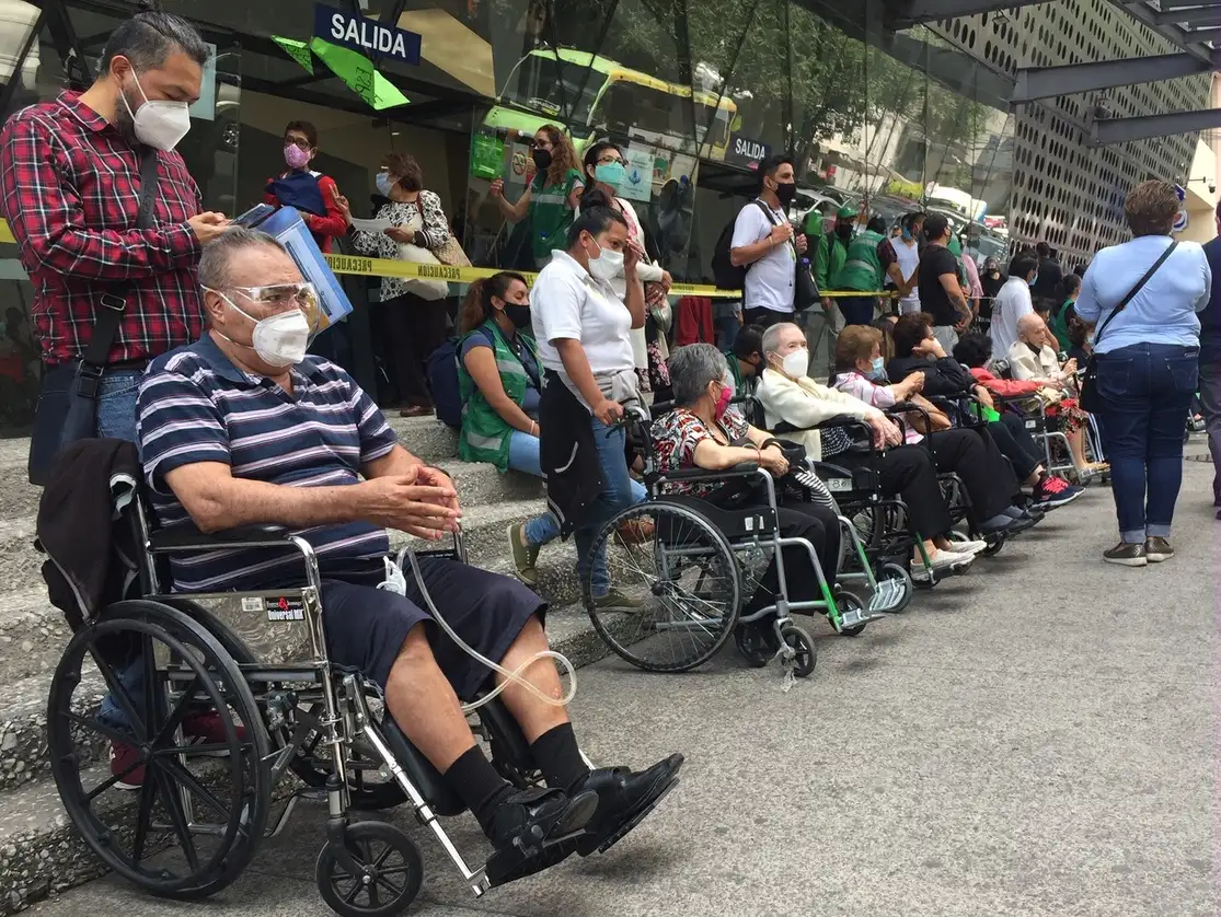 Adultos mayores de 60 años se encuentran afuera del Pepsi Center, tras recibir su segunda dosis de la vacuna contra el Covid-19, en la alcaldía Benito Juárez, Ciudad de México, el 2 de junio de 2021. Foto Guillermo Sologuren