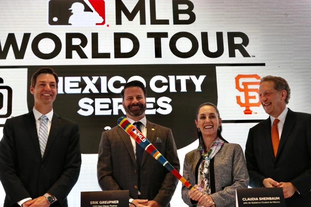 El jefe de operaciones y estrategia de la MLB, Chris Marinak; el CEO de los Padres de San Diego, Erik Greupner; la jefa del Gobierno capitalino, Claudia Sheinbaum, y el CEO de los Gigantes de San Francisco, Larry Baer,  durante el anuncio del MLB World Tour, Mexico City Series 2023, el 31 de agosto de 2022. Foto Roberto García Ortiz