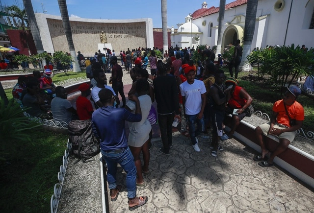 En la imagen, haitianos afuera de un tianguis atrás del parque central de Tapachula, Chiapas, en imagen del 8 de septiembre pasado. Foto Víctor Camacho 