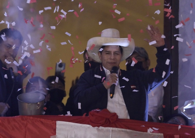 Pedro Castillo Terrones (c) festeja su nombramiento como presidente de la República de Perú. Foto Ap