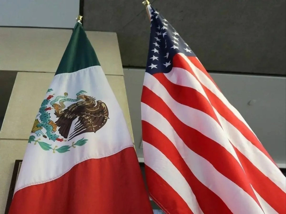 Banderas de México (izq)  y Estados Unidos (der) en imagen de archivo. Foto
