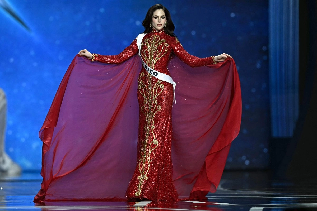 La tabasqueña Fátima Bosch Fernández se coronó en la edición 74 del certamen ante la anfitriona Miss Tailandia.