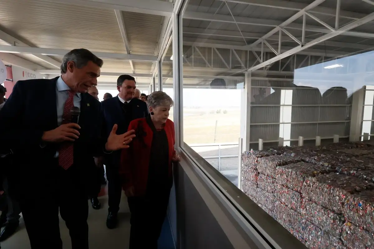 La titular de Semarnat, Alicia Bárcena, acompañada por Jaime Cámara, director General de PetStar; Alejandro Malagón, presidente de la Concamin, entre otros, inauguró la Expansión de la Planta PetStar, en Toluca, Estado de México, el 26 de noviembre de 2025. 
