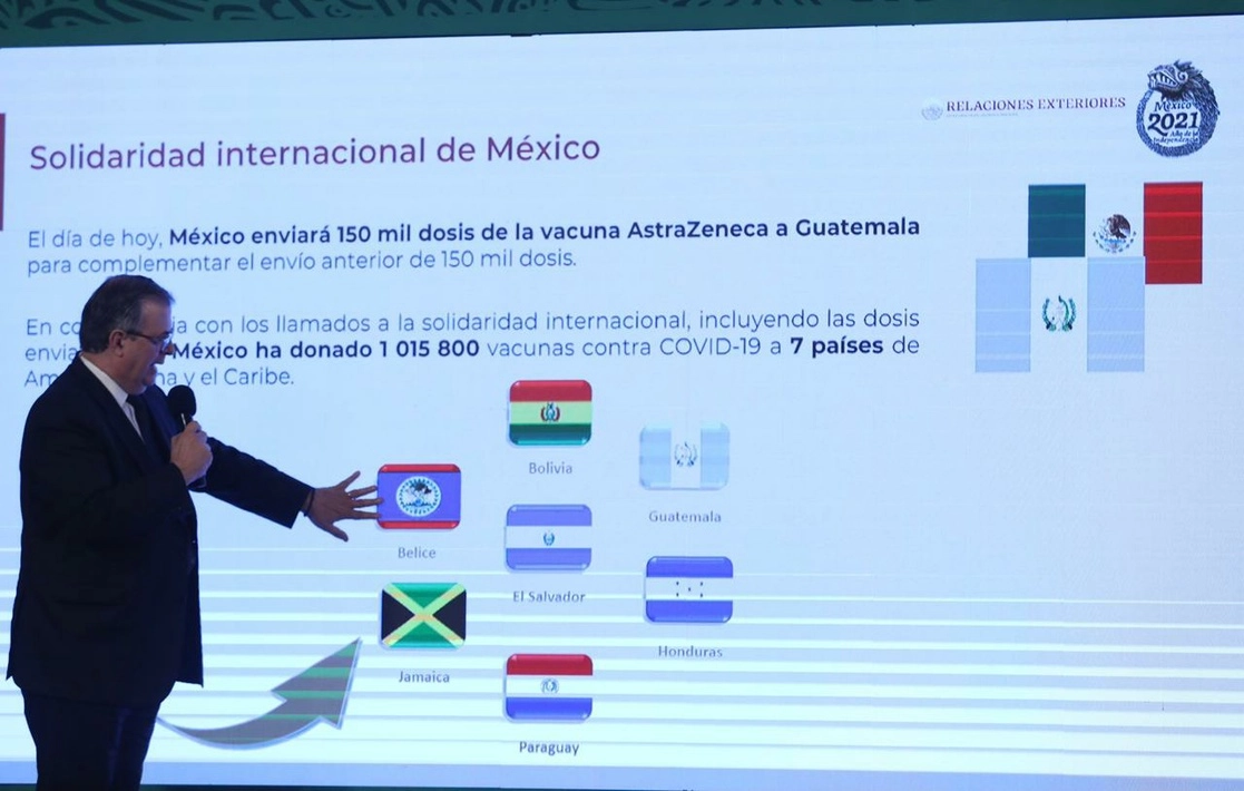 El secretario de Relaciones Exteriores, Marcelo Ebrard Casaubón, expone sobre las vacunas en México, durante la conferencia presidencial matutina en Palacio Nacional, en la Ciudad de México, el 3 de agosto de 2021. Foto Yazmín Ortega Cortés