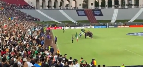 La selección mexicana de futbol durante el partido con Nigeria en  el Coliseo de Los Ángeles. Foto Twitter @jennvelez
