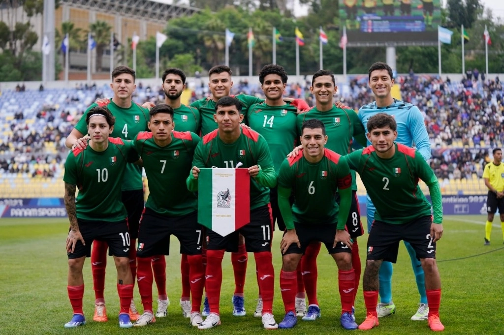 La selección mexicana varonil de futbol se colgó la medalla de bronce en los Juegos Panamericanos de Santiago 2023; goleó 4-1 a Estados Unidos, el 4 de noviembre de 2023. Foto tomada de X @CONADE
