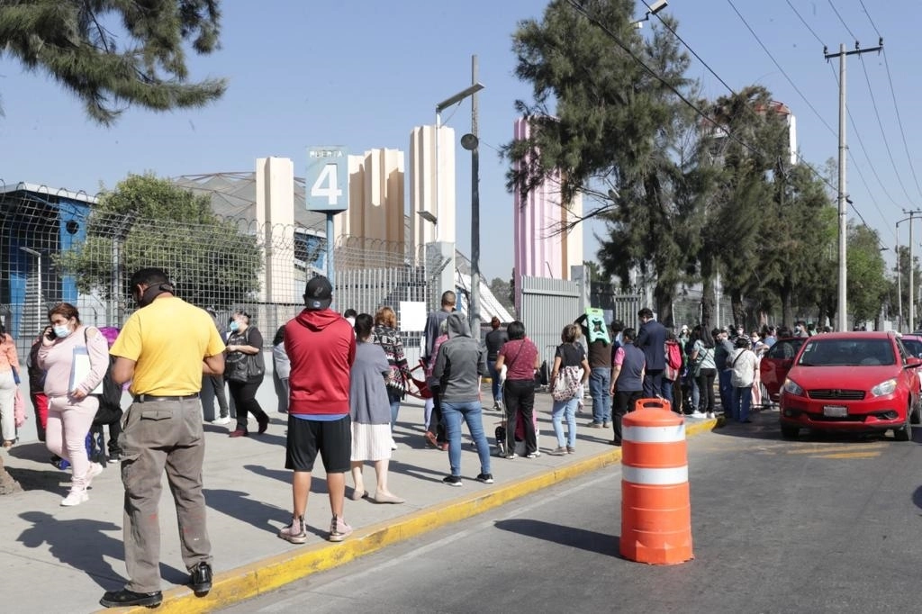 Adultos mayores realizan fila para ingresar al módulo de vacunación instalado en el Palacio de los Deportes para que sean inoculados contra Covid-19, en la alcaldía Iztacalco, Ciudad de México, el 1 de marzo de 2021. Foto Roberto García Ortiz