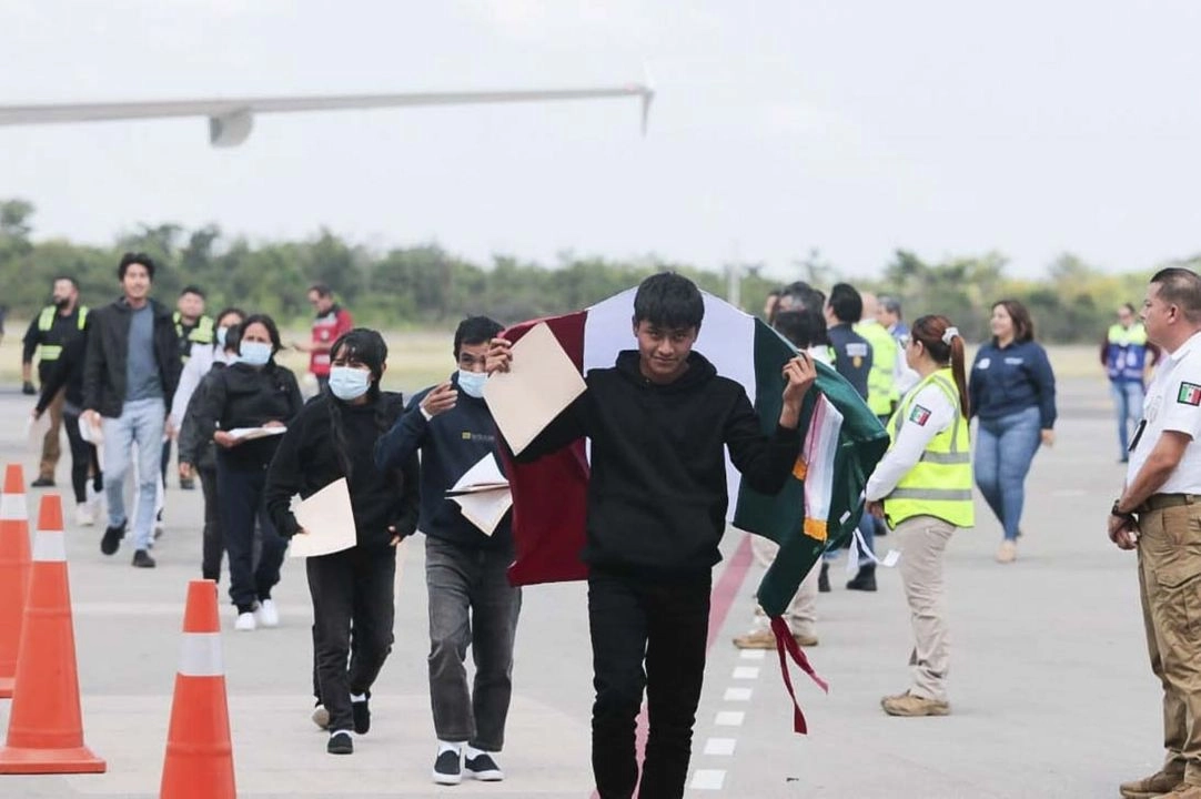 Llegada de mexicanos repatriados por las autoridades de Estados Unidos al aeropuerto internacional de Tapachula. 