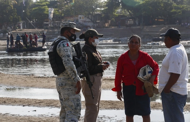 En el río Suchiate, en Chiapas, elementos de Migración y de la Guardia Nacional bloquean el flujo migratorio, en imagen del 21 de febrero pasado. Foto Víctor Camacho