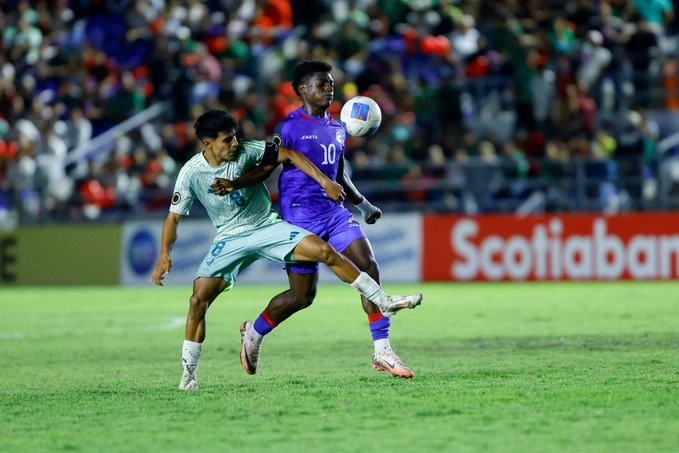 Una de las jugadas del encuentro deportivo entre México y Haití. Foto @miseleccionsubs