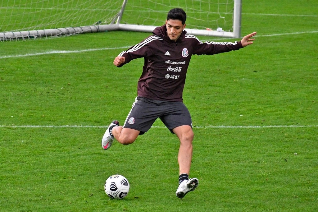 Raúl Jimenez durante un entrenamiento de la selección. Foto @miseleccionmx