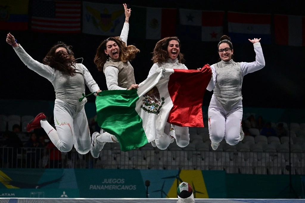 El equipo mexicano femenil de esgrima celebra la obtención del bronce en la categoría de florete. Foto Afp